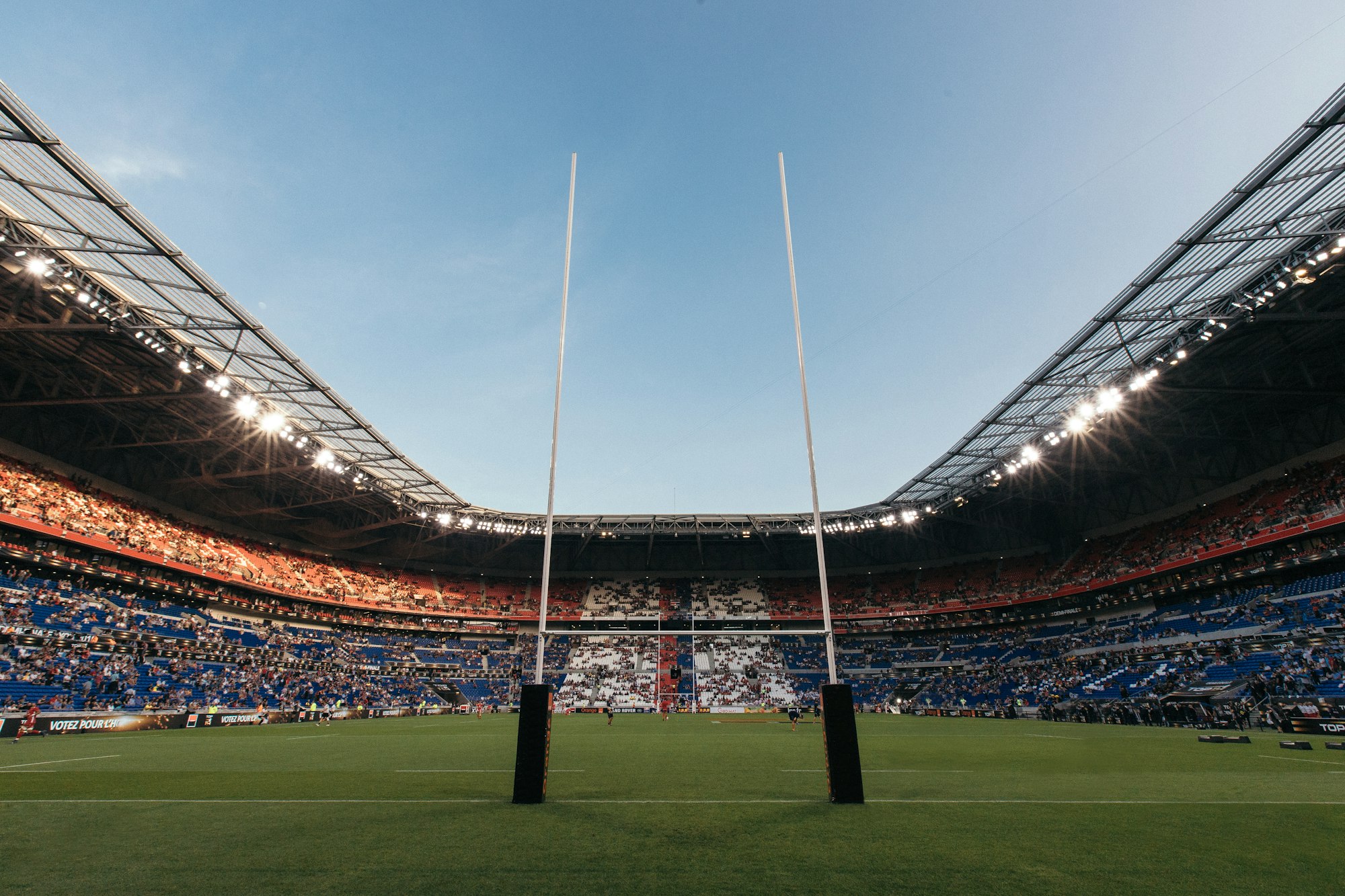 Joueur de rugby en action, plaquage sous la lumière, traité en noir et blanc contrasté